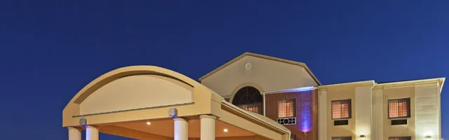 Holiday Inn Express & Suites Plainview by IHG