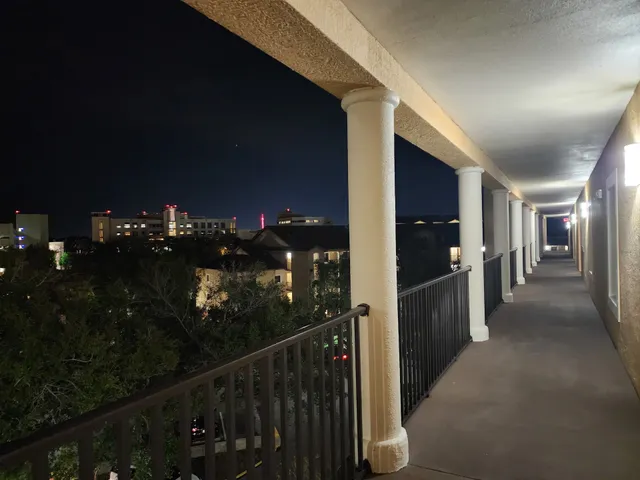 Stunning Condo Near Universal Studios