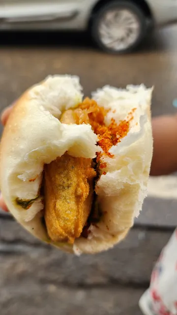 Shirke Bandhu yancha Loanavalyacha Famous Vadapav