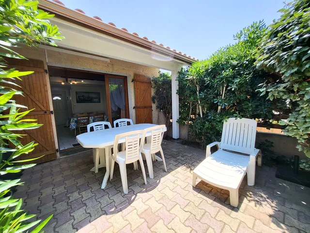 Villa Location mer : Maison de vacances en gite bord de mer avec jardin, proche plage de Mateille à Gruissan, Aude, Occitanie