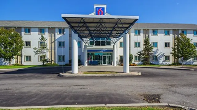 Motel 6 Whitby, ON - Toronto East