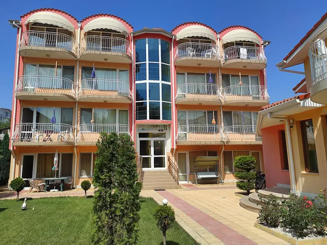 Sunny House Apartments