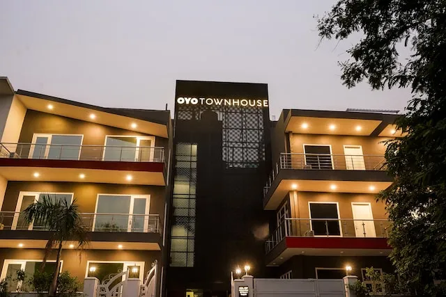 Super Townhouse Galleria Market Near Golf Course Road