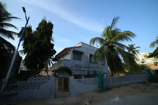 Gurukrupa Bungalow (2 Bedrooms + Kitchen,at ground floor,and 2 four bedded rooms with kitchen at 1st floor.).)