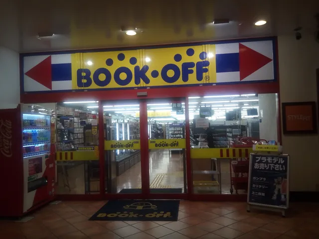 BOOKOFF Suitakandaimae Store