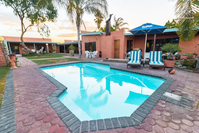 Cul-de Sac Country House