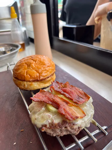 TWIN's Handcrafted Burger