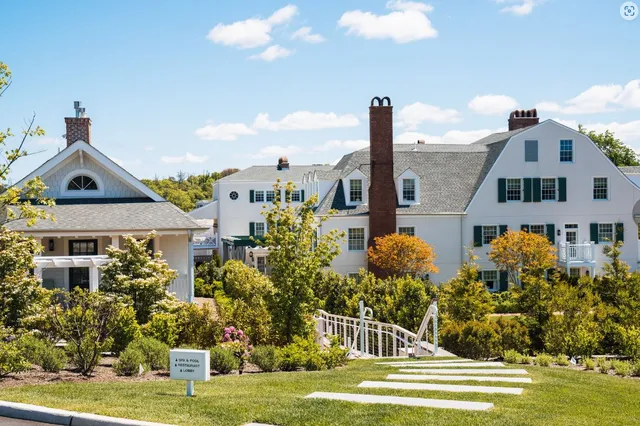 Canoe Place Inn & Cottage