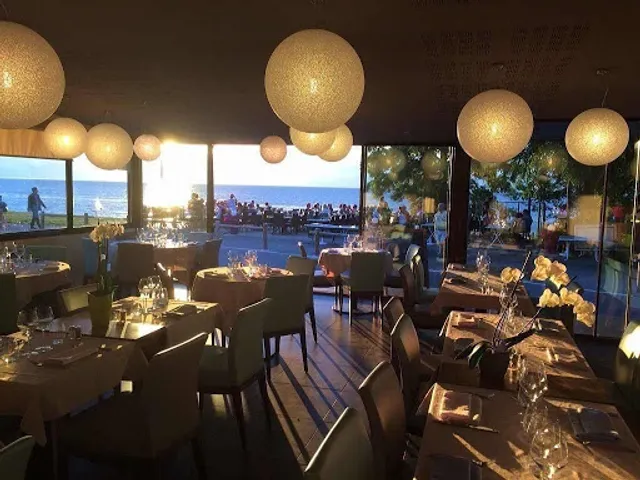 LES PIEDS DANS L'EAU