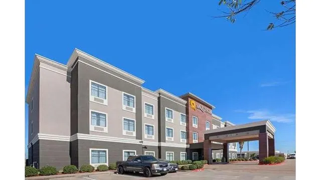 La Quinta Inn & Suites by Wyndham Pasadena North