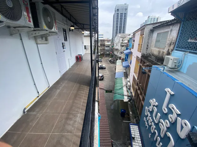 THE WHITE DEN@CHATUCHAK