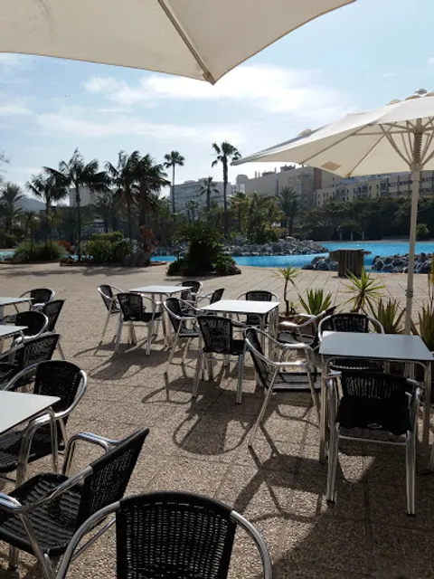 Restaurante Rigoletto está abierto. En horarios normales de comida y cenas.