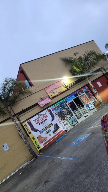 Tienda Vaquera Los Leyva Work boots and western wear