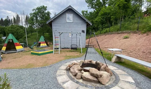 Domki w Górach Stołowych (nad stawem)