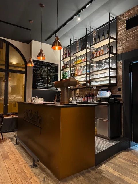 Střídačka (The Hockey Bench)