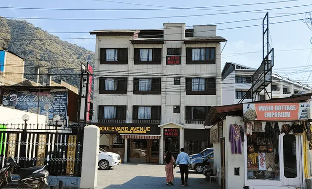 Hotel Malik Srinagar - Stay near Dal Lake & Boulevard