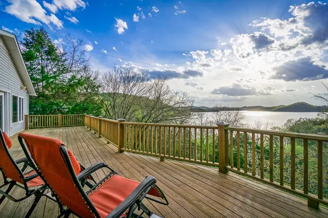 Escape To Center Hill