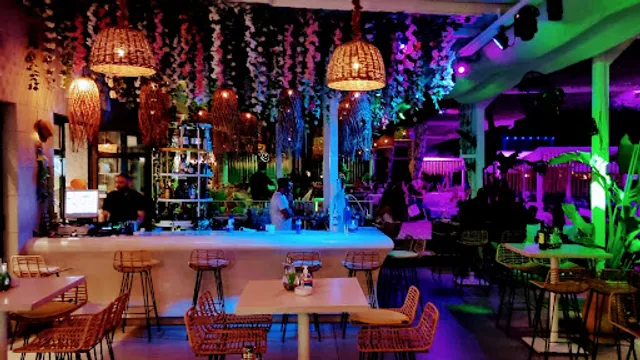 Uniq beach bar & restaurant