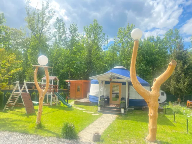 Slow Flow Glamp - całoroczna jurta z sauną i gorącą beczką