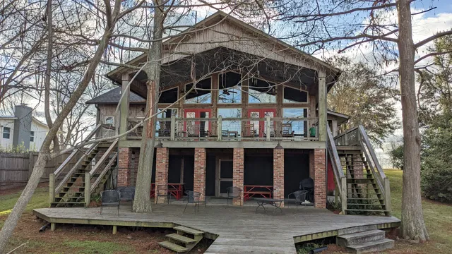 The Oxbow Lodge of Lake Bruin