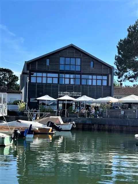 Les Suites du Port - by le Saint Ferdinand