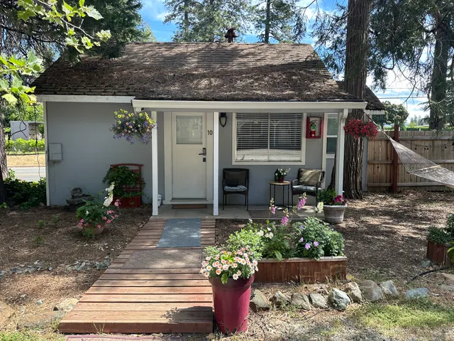 The Pines Inn and Cottages