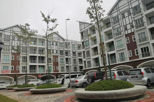 Golden Hills Apartment