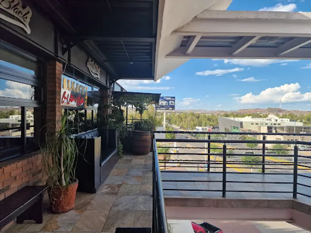 Lucky Black - Pasta, Pizza y vino en Lomas del Parque