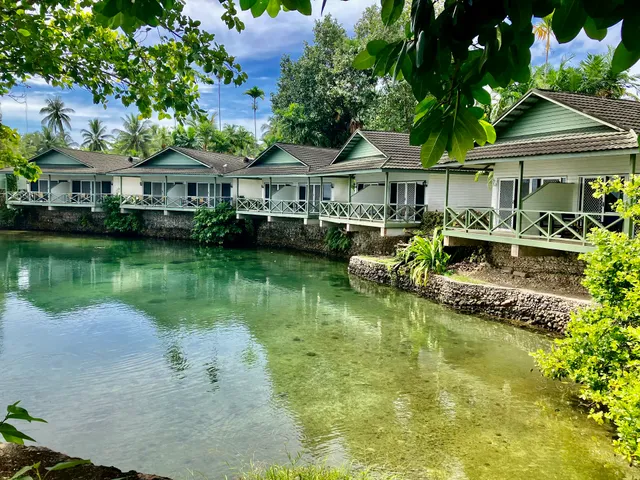 Kalibobo Village Hotel waterfront Bungalows