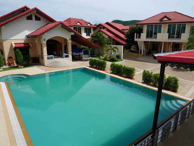 Bang Saray BeachSide Resort Complex