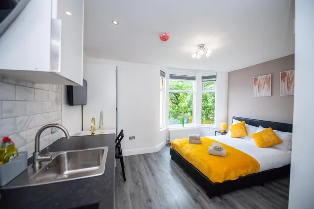 Five Seasons Liverpool City - Modern Studios near Anfield