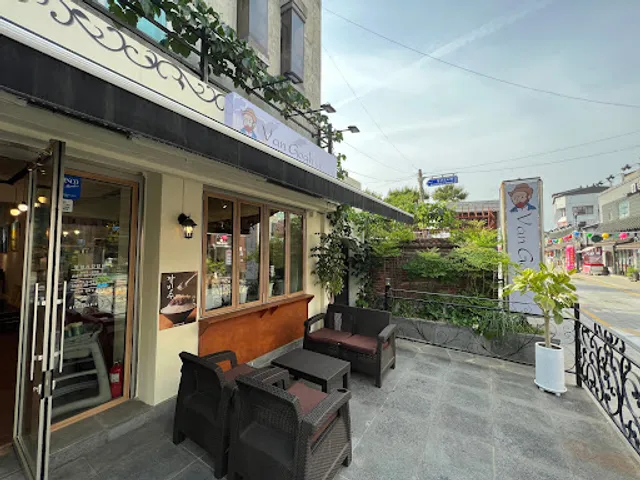 Van Gogh Bakery Cafe