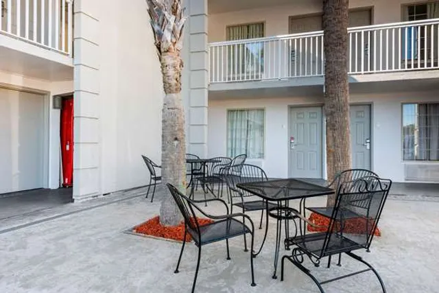 Econo Lodge Airport @ RJ Stadium