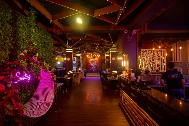 7 DAYZ LOUNGE AND BAR