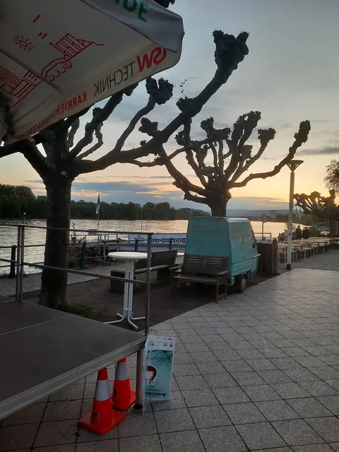 Weinstand - Am Biebricher Rheinufer