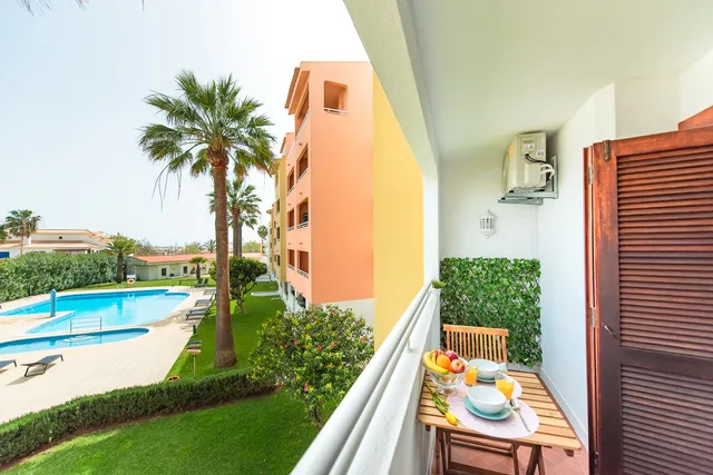Albufeira Central Studio w/ swim pool & Seaview