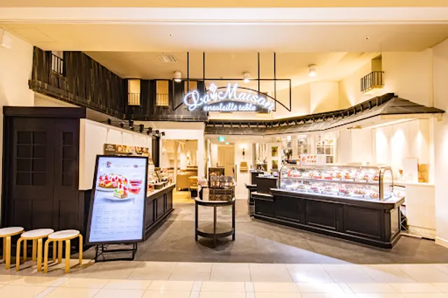 La Maison Ensoleille Table