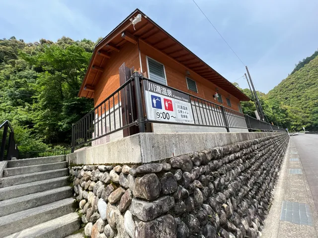 Temporary free parking lot