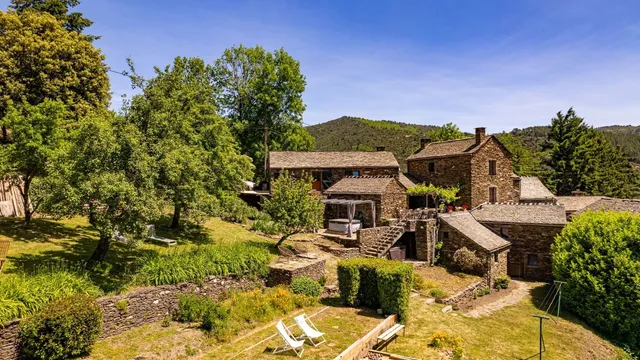 Les hôtes du châtaignier, chambre d’hôtes, table d’hôte et gîte à ventalon en Cévennes, jacuzzi, piscine, nature