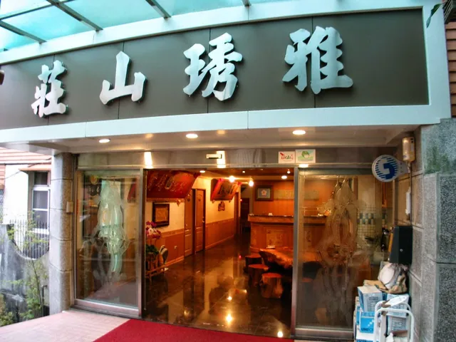 Fancy Lake Yeashow Villa