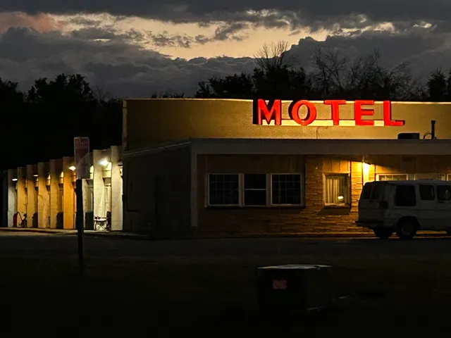 Red Carpet Inn / Bouton Inn