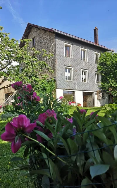 GÎTES & BIEN-ETRE : Gîte 2 pers, 2 à 3 pers et 2 à 5 pers avec terrasses et sauna privatif, en option: Hammam, jacuzzi et piscine chauffée location de montagne 950m ALT, près d'une rivière, proche station ski, Haut-Jura, Bourgogne-Franche-Comté