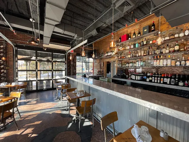 Aumm Aumm Pizzeria and wine bar at the brownstone