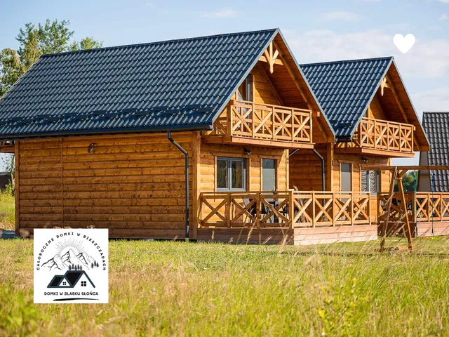 Domki w Blasku Słońca