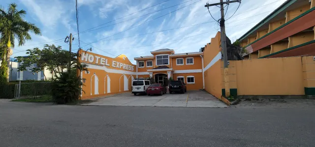 Hotel Express By Maya Inn