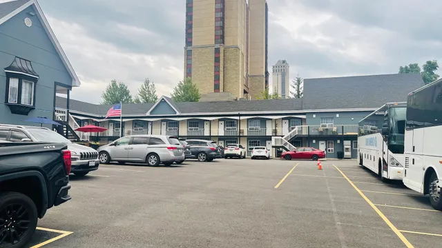 Falls Lodge & Suites