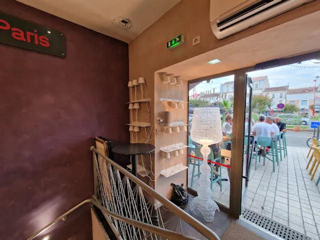 Le Petit Paris Grand Café Castel