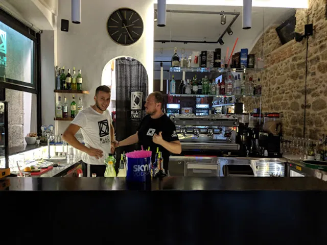 Black and White Cafè