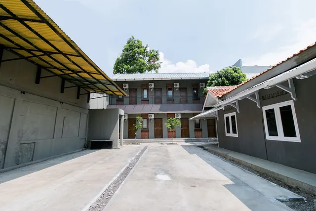 Capital O 1898 Louise Place