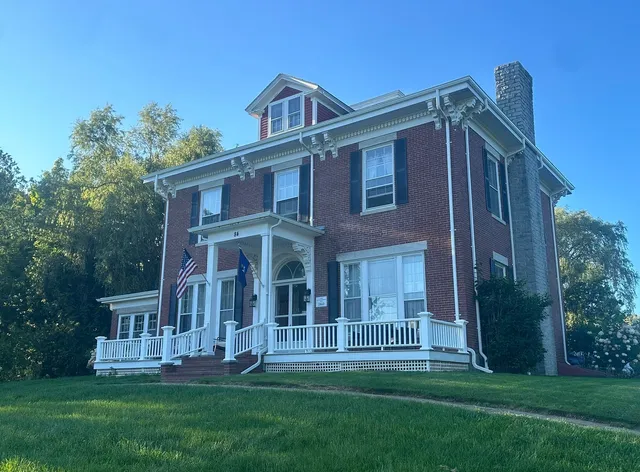 Captain Sweetsers Inn LLC